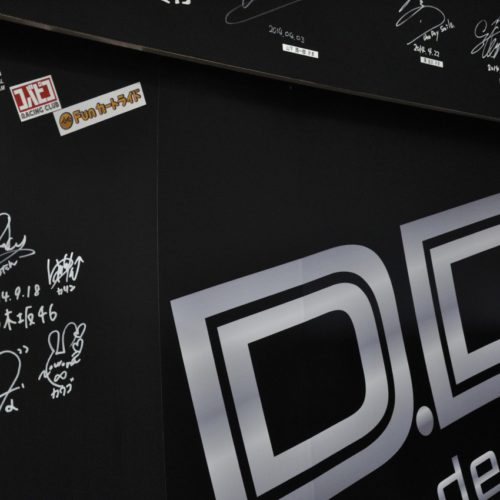 D.D.R. レーサーやアイドルのサインがいっぱい