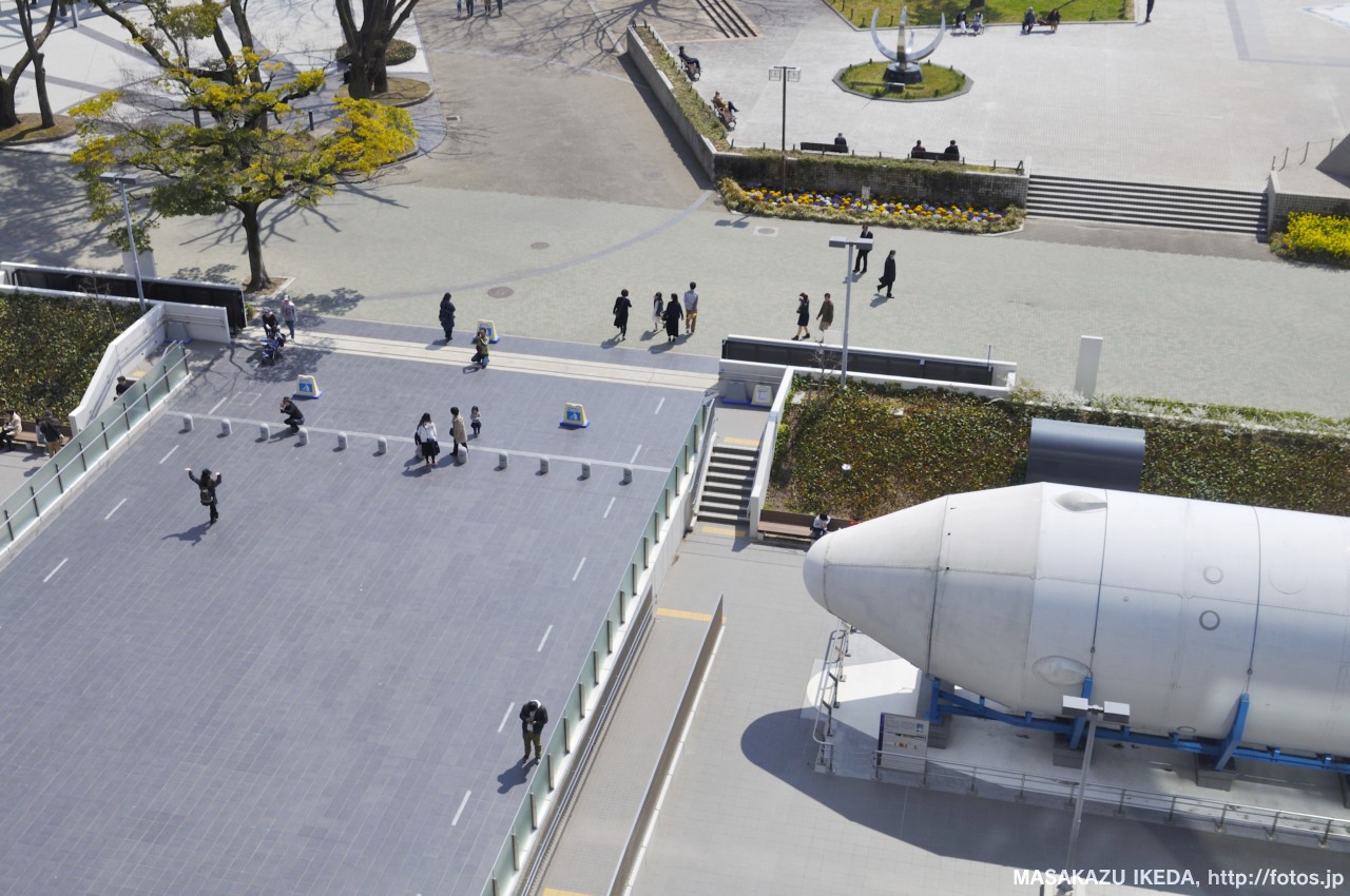 名古屋市科学館：記念撮影のポーズ、後方上部にプラネタリウムの球体