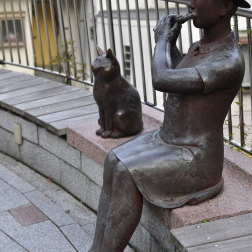 フルート吹きと猫の銅像