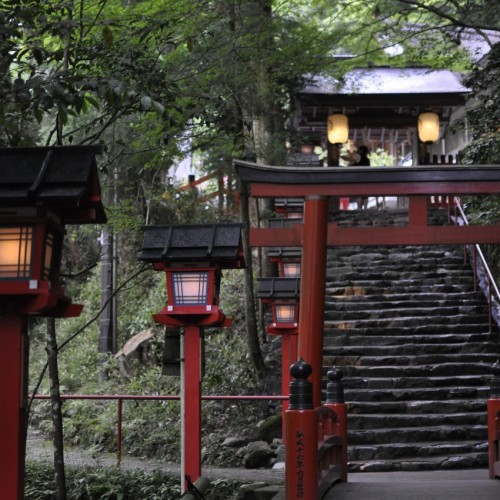貴船神社の鳥居と石段