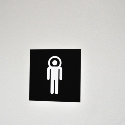 男性トイレもこの通り宇宙服着用ピクトグラム