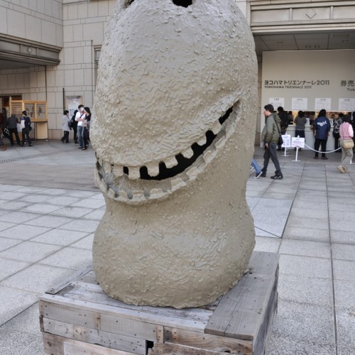 横浜トリエンナーレ ウーゴ・ロンディノーネによる彫刻