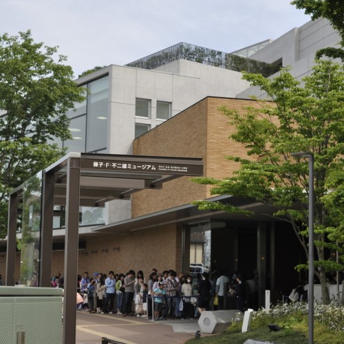 川崎市 藤子・F・不二雄ミュージアム 外観 入場前の列
