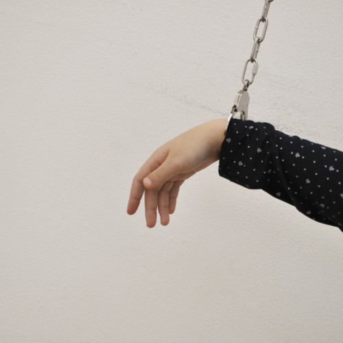 橋本聡《抽象直接行動198の方法（仮）：吊るした手錠》手錠してみた。