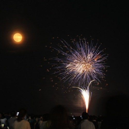 サザンビーチちがさき花火大会の打ち上げ花火 月との多重露光写真