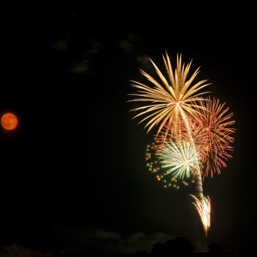 サザンビーチちがさき花火大会の打ち上げ花火 月との多重露光写真