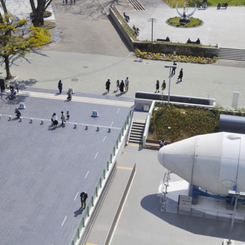 名古屋市科学館：記念撮影のポーズ、後方上部にプラネタリウムの球体